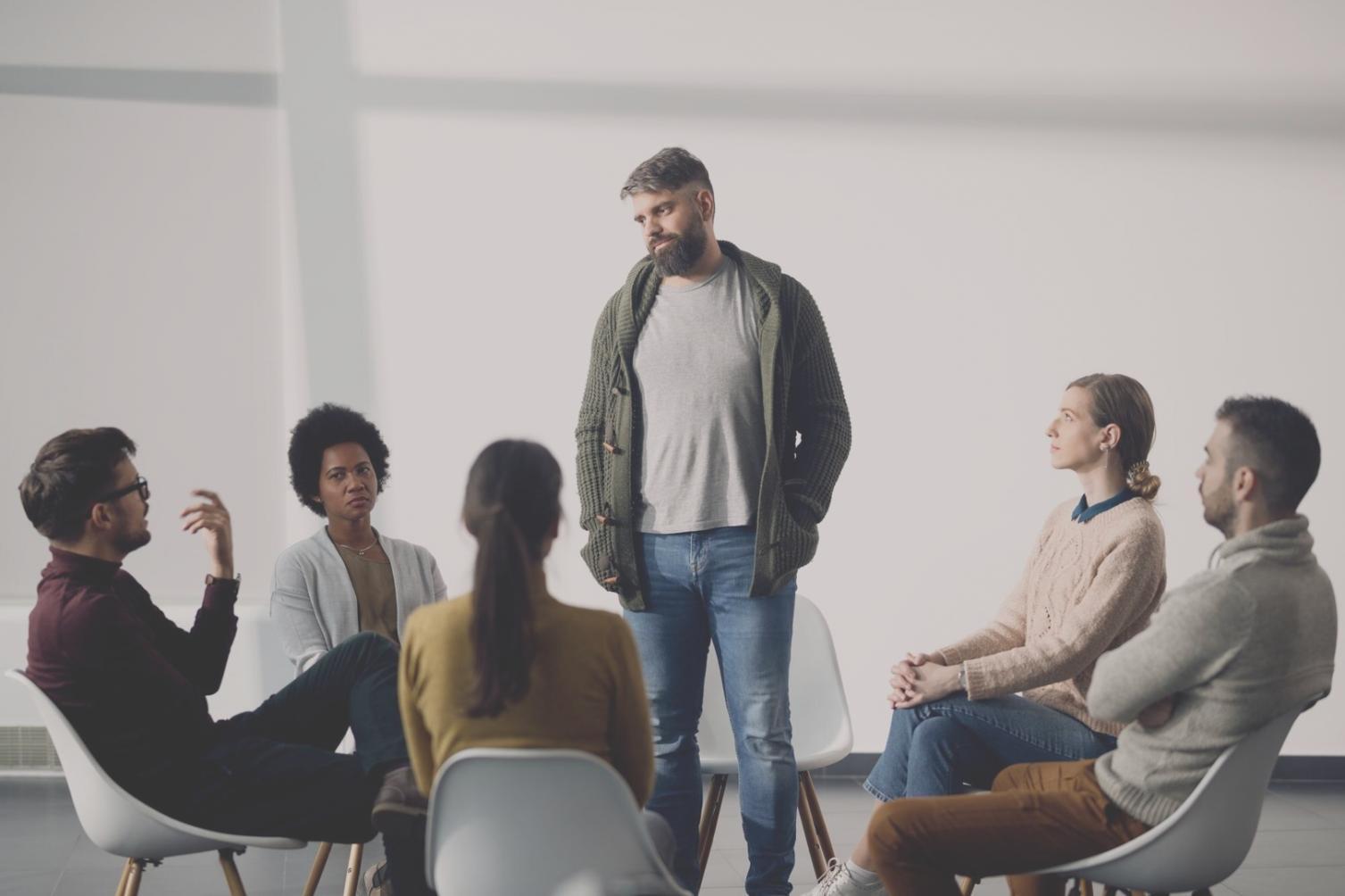 Persona revisando sus finanzas en una mesa ordenada