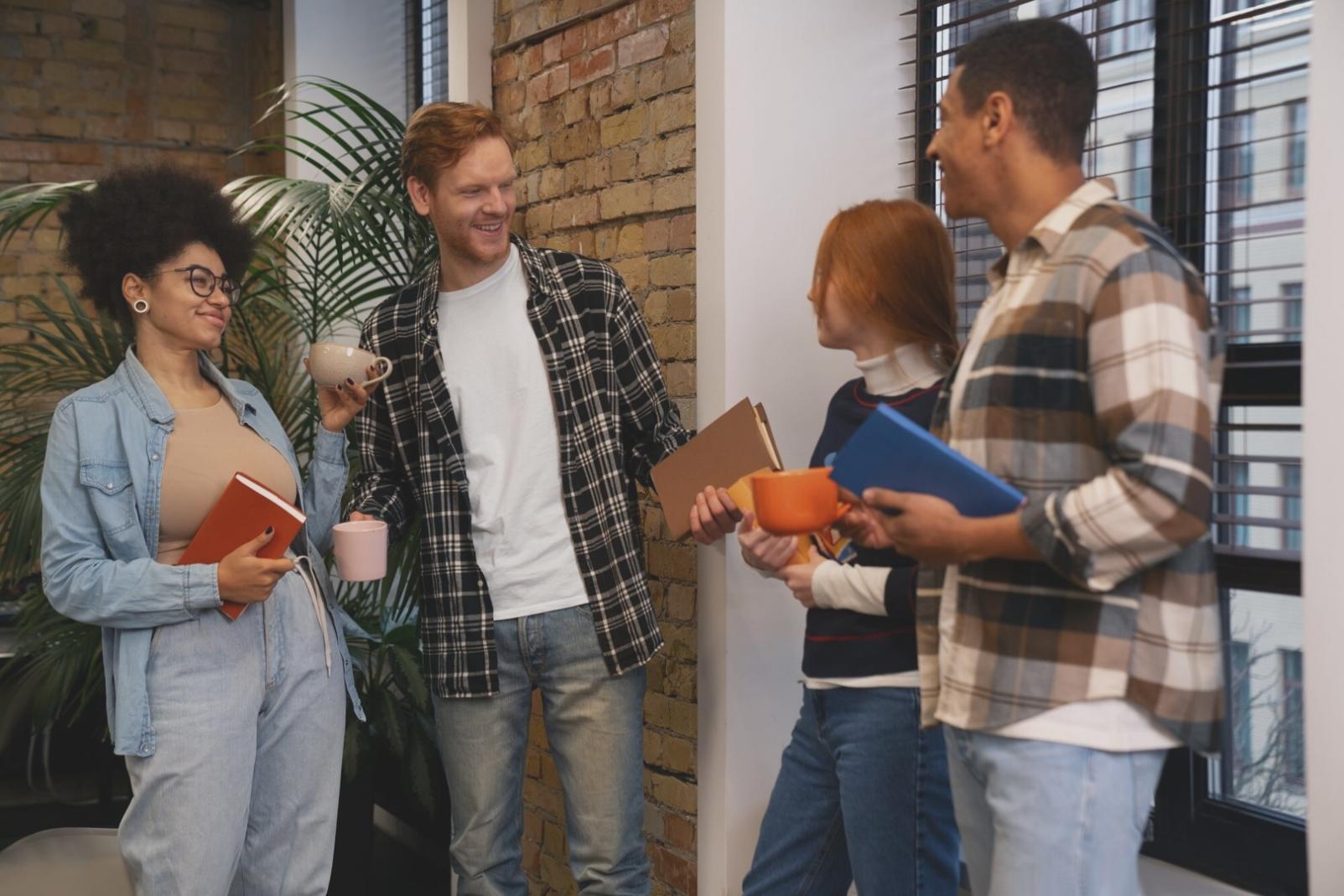 Familia española revisando sus finanzas juntos